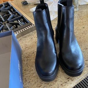 Universal Thread Cai Boots